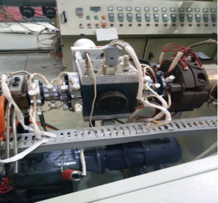 海角社区入口PC异性材生产线